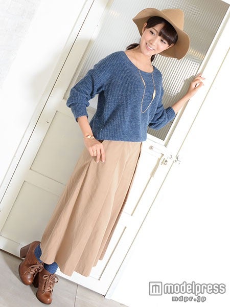 ボートネックのざっくりニットとガウチョパンツ、ハットでこなれた着こなしに