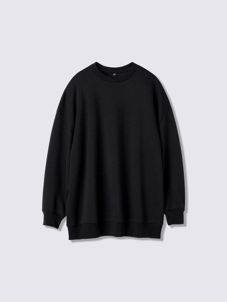 黒色のゆったりとしたオーバーサイズのスウェットシャツ