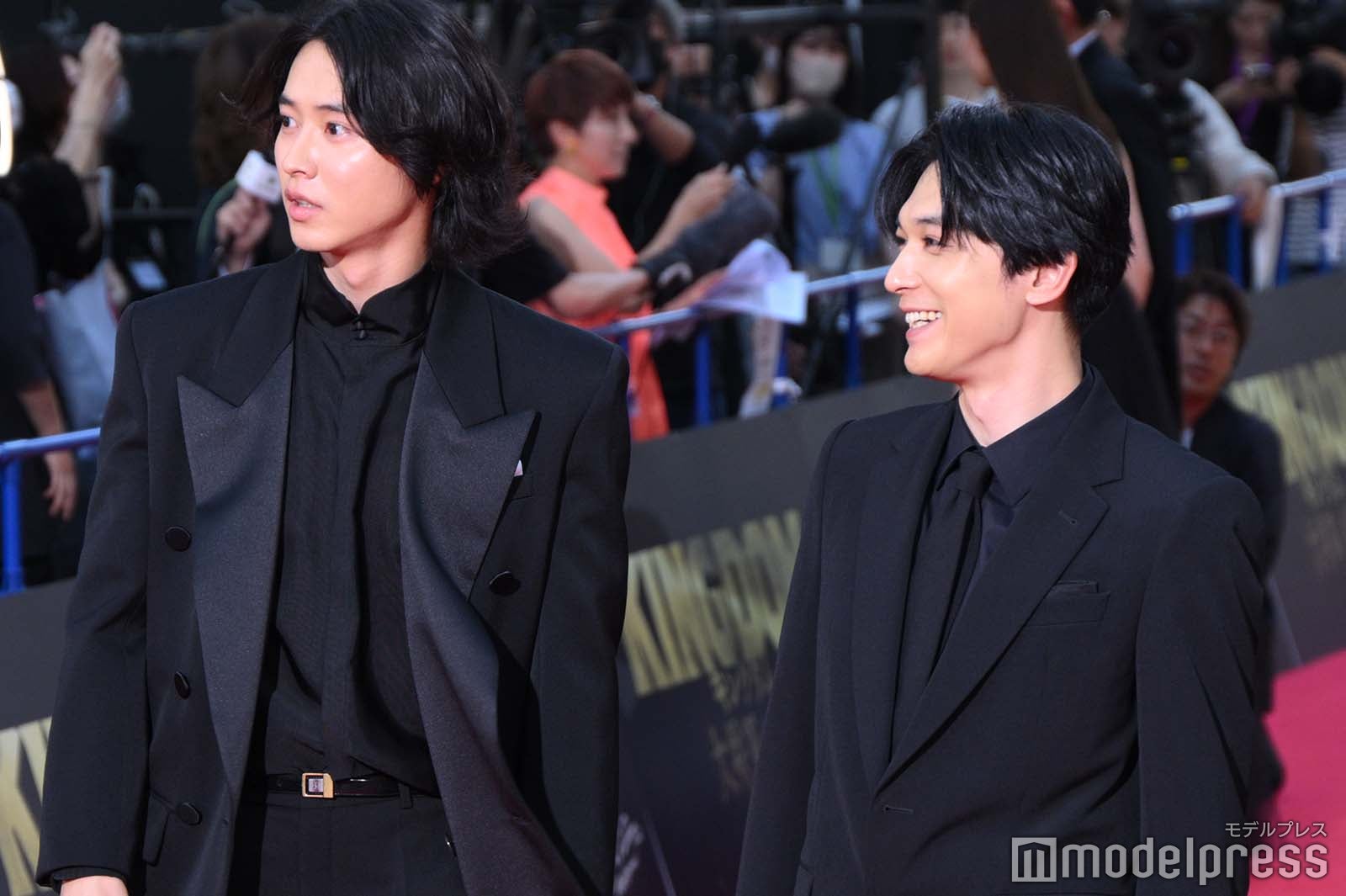 何かを発見した山崎賢人、吉沢亮（C）モデルプレス