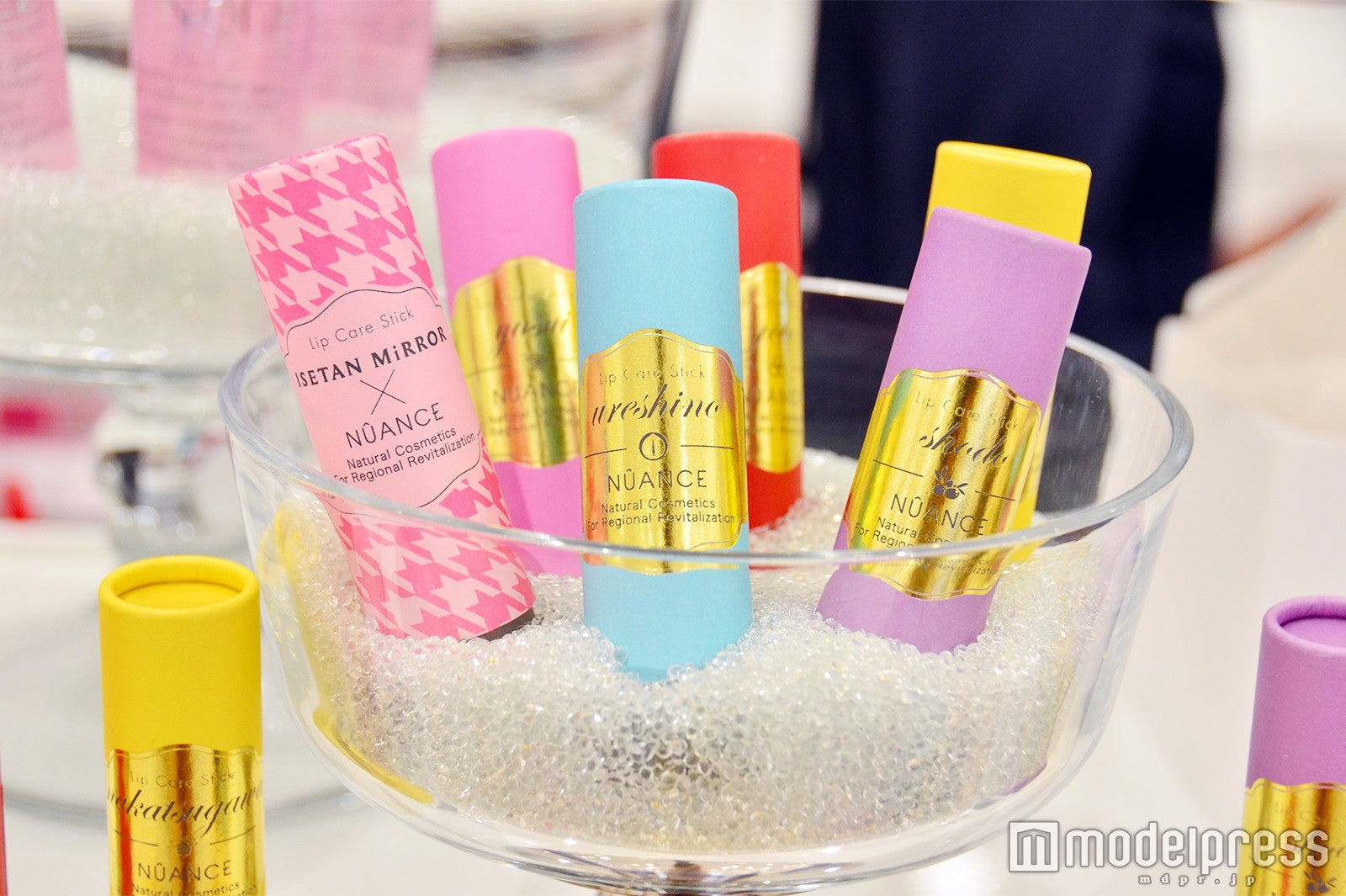 （左から2番目）「イセタンミラー」のショッパーでもお馴染みのピンクの千鳥格子柄の限定リップ（C）モデルプレス