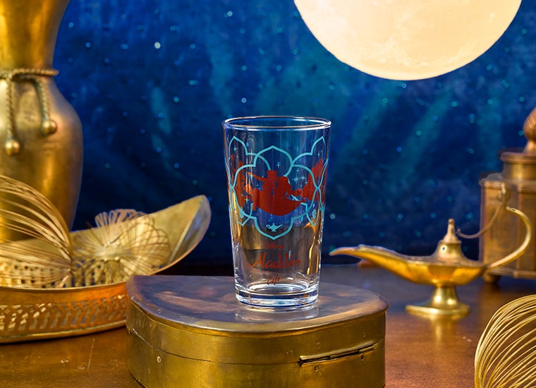 グラス税込2,200円※ドリンクとセットで購入可能（C）Disney