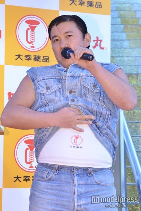 正露丸印の腹巻を着用し登場したスギちゃん