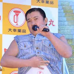 正露丸印の腹巻を着用し登場したスギちゃん