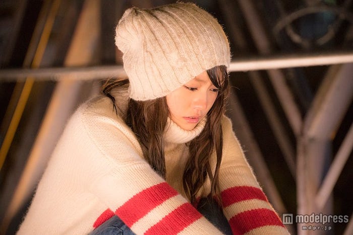 どしゃ降りの中、涙する主人公・はとり(C)2015 映画「ヒロイン失格」製作委員会