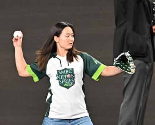 福岡県出身でラグビー女子日本代表の長田いろはが始球式に登場 代表ではキャプテン 投球は三塁側方向に大きくそれる