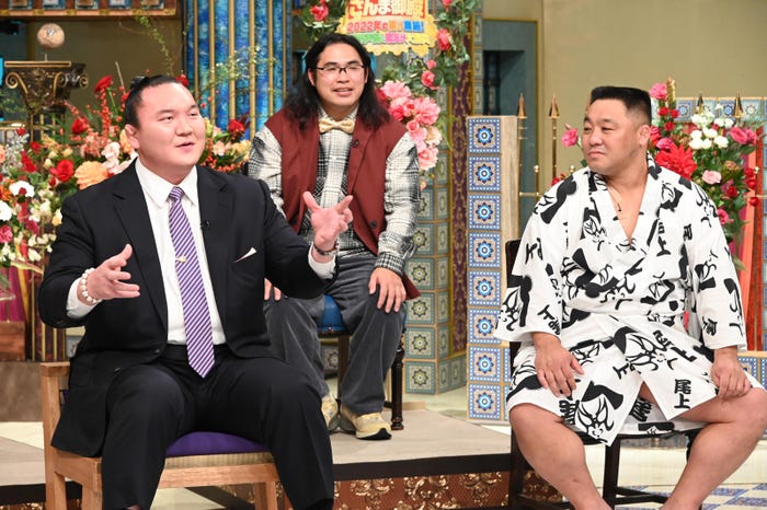 (左から)宮城野親方、中岡創一、あかつ(C)日本テレビ