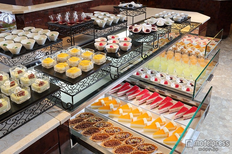 お腹いっぱい食べたあとでもデザートコーナーは見逃せない／画像提供：あさやホテル
