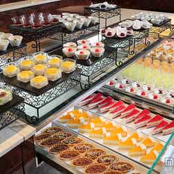 お腹いっぱい食べたあとでもデザートコーナーは見逃せない/画像提供:あさやホテル