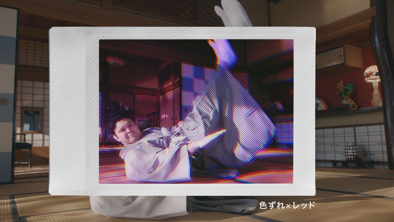 ウルフ・アロン／「お正月を写そう 2022 チェキ・エモい写真」篇より（提供写真）