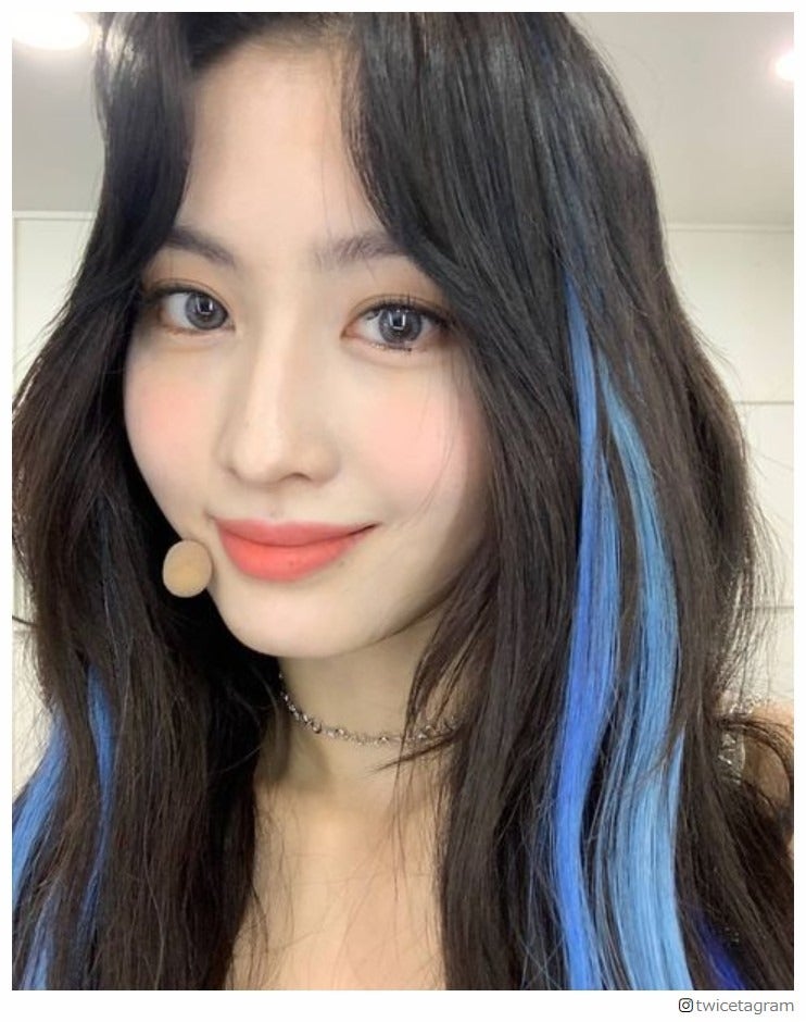 TWICEモモ、青メッシュ×黒髪の新ヘア披露「ギャルっぽくて最高」の声