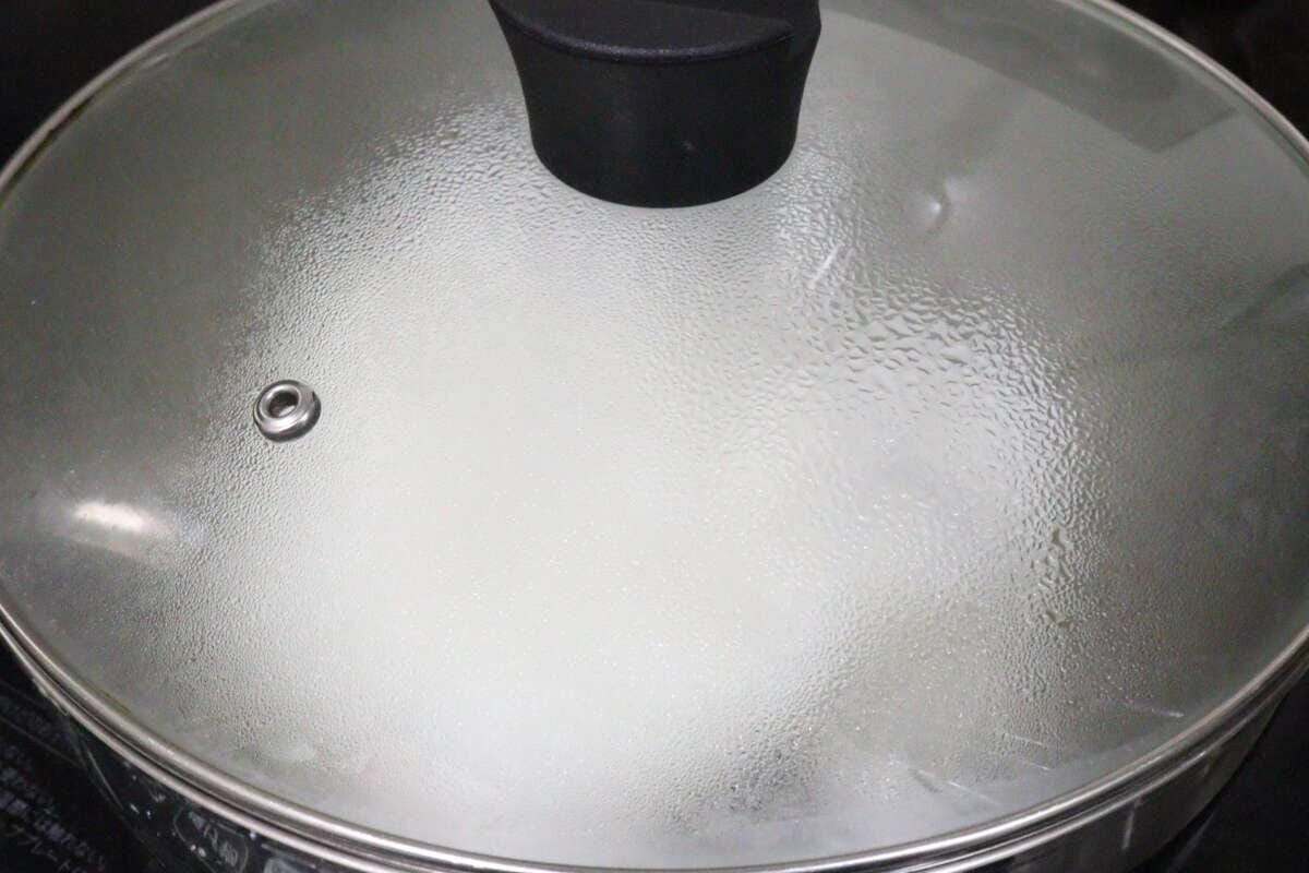 フタをした鍋の中でご飯を蒸らしている調理中の様子 フタをした鍋の中でご飯を蒸らしている調理中の様子