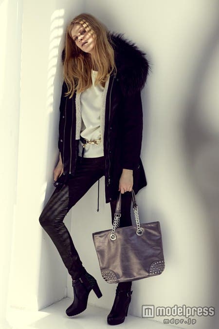 重くなりがちなアウターもタイトなパンツでスタイリッシュに