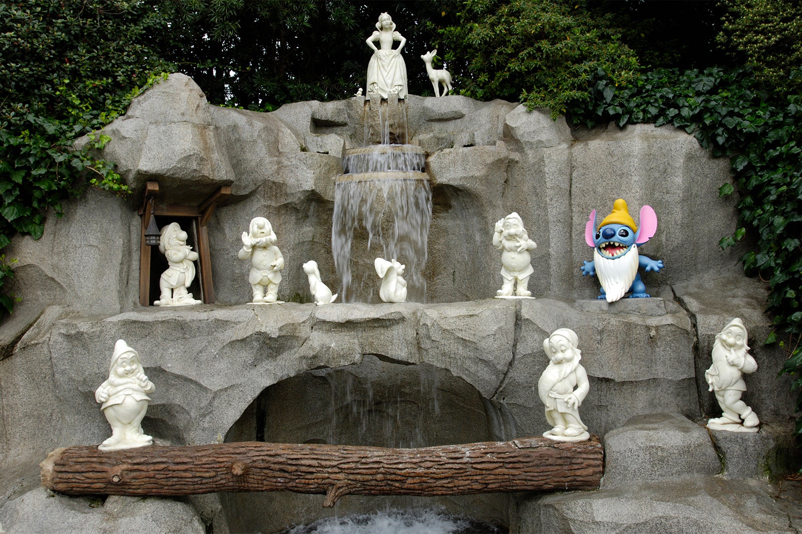 「リロ＆スティッチのフリフリ大騒動～Find Stitch！～」のデコレーション （平成18年4月15日～7月13日／平成19年4月10日～7月19日） （C）Disney