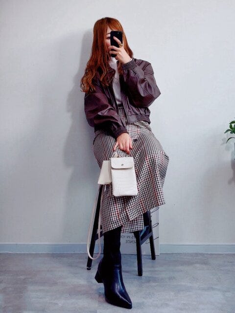 GUGIRLSフライトジャケット GUGIRLSフライトジャケットのダークブラウンとチェックスカートの大人カジュアルコーデ