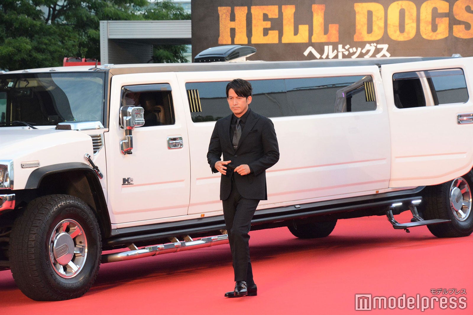 ホワイトリムジンから降り、颯爽とレッドカーペットを歩く岡田准一 （C）モデルプレス