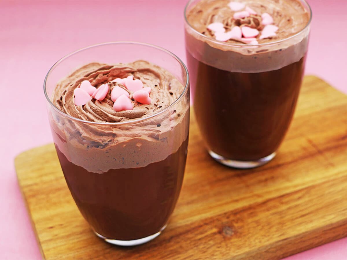 上に小さなハートのチョコが散りばめられた「ハートフル