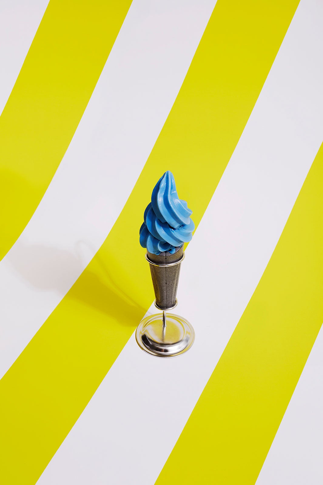 ソフトクリーム（ブルーアーモンド）／画像提供：株式会社THINK GREEN PRODUCE