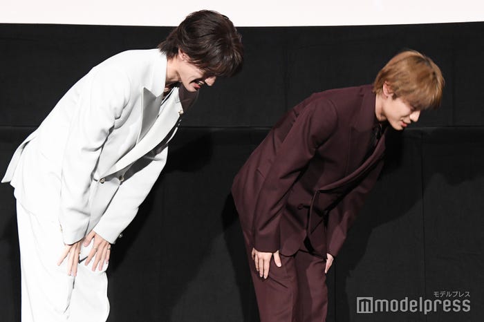 hitomiのサプライズ登場に頭を下げる山中柔太朗、高松アロハ(C)モデルプレス