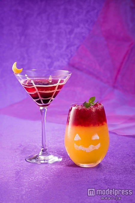 スペシャルノンアルコールカクテル(写真右)、スペシャルカクテル各1,240円(写真左)(C)Disney
