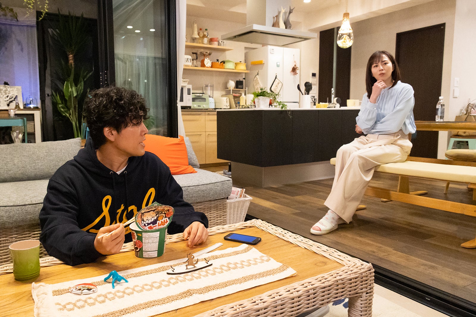 桐谷健太、比嘉愛未「ケイジとケンジ、時々ハンジ。」第1話より（C）テレビ朝日