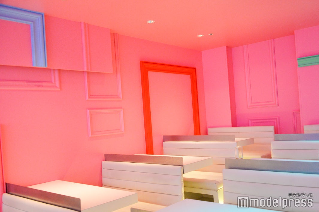 ピンクを基調にした店内（C）モデルプレス