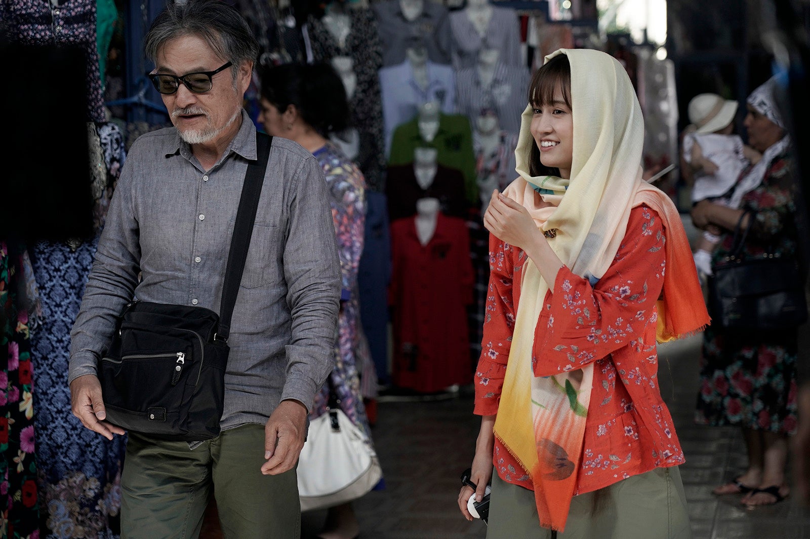 ウズベキスタンの首都タシケントにあるチョルスー・バザールでの撮影風景（C）2019「旅のおわり、世界のはじまり」製作委員会／UZBEKKINO