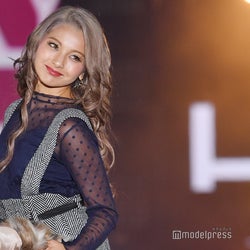 バチェラーで話題のゆきぽよ、ギャル全開でハッピーランウェイ <GirlsAward 2018 A/W>