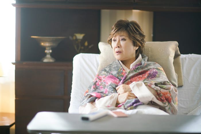 小林幸子 (C)「神酒クリニックで乾杯を」製作委員会2019