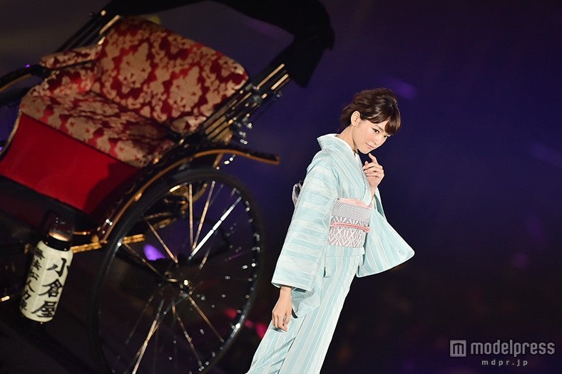 桐谷美玲、大人の色香漂う着物姿で登場　人力車ランウェイ＜TGC北九州2015＞