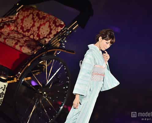 桐谷美玲、大人の色香漂う着物姿で登場 人力車ランウェイ<TGC北九州2015>