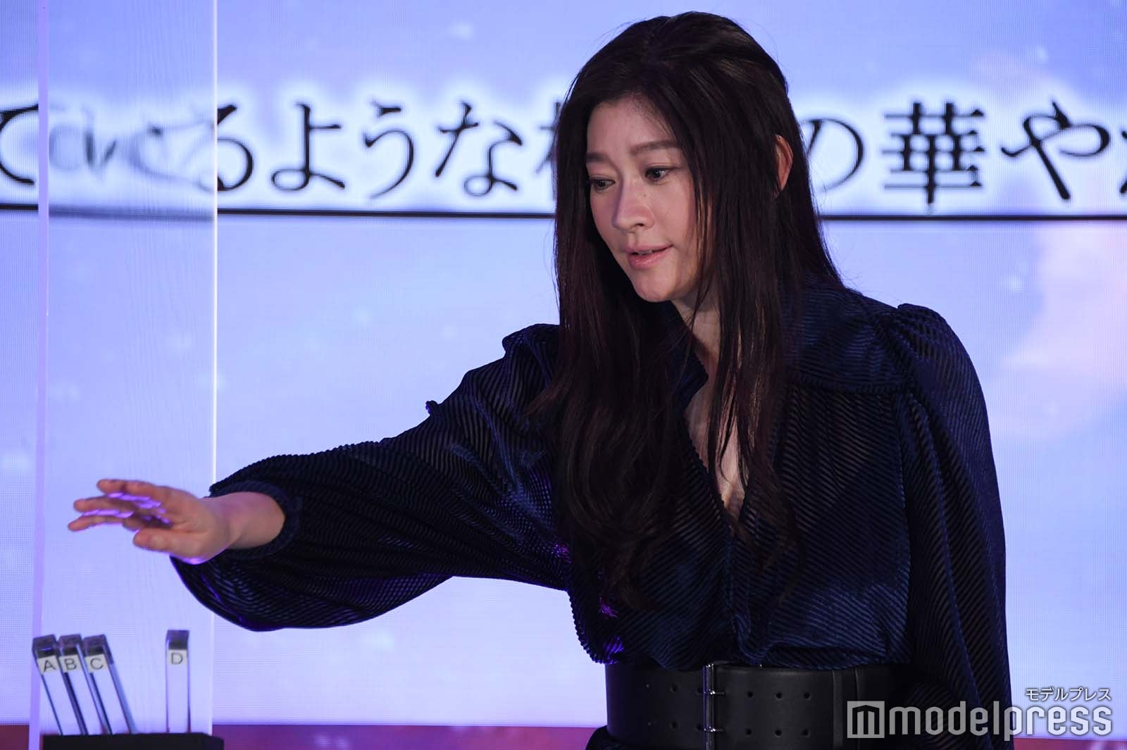 「金魚妻」心理テストの回答を選ぶ篠原涼子 （C）モデルプレス