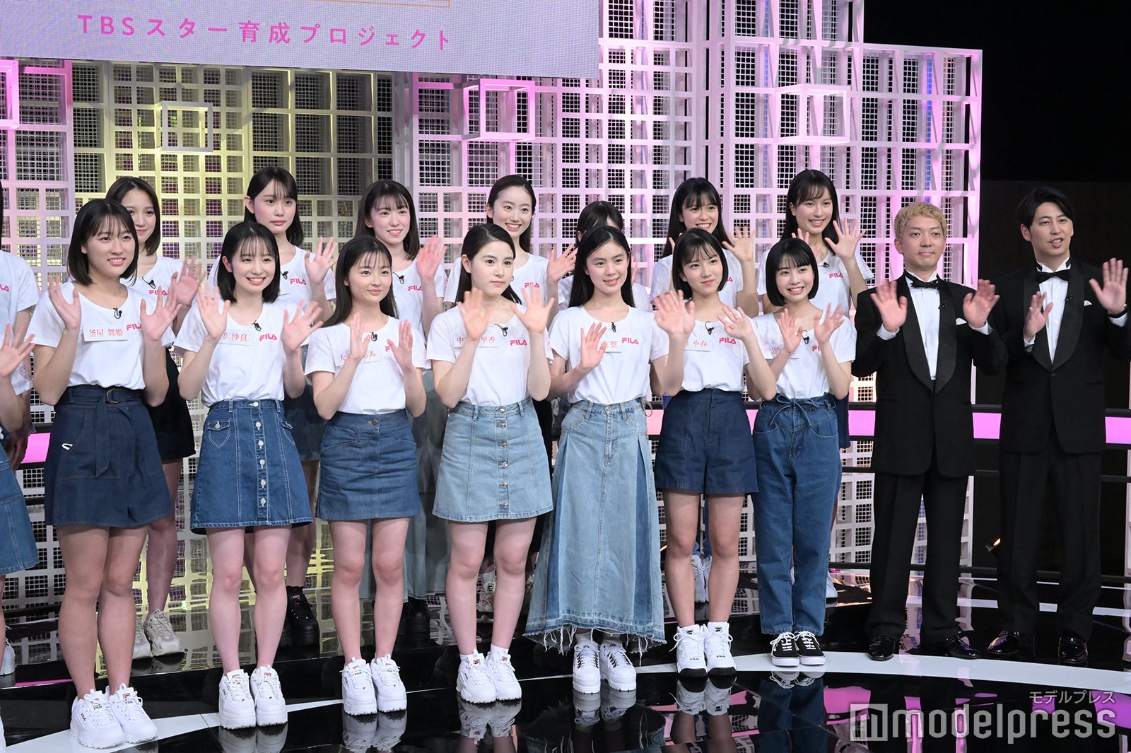 （前列左から）釜屋舞姫、幸澤沙良、大平くるみ、中島梨里香、馬越友梨、大橋小春、大嵩愛花、嶋佐和也、屋敷裕政（後列左から）高橋桃子、田村藍、大河原花菜、奥遥歌、鈴木悠華、新井彩永、有賀優 （C）モデルプレス