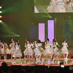 AKB48／ライブステージでは「ヘビーローテーション」「希望的リフレイン」「僕たちは戦わない」「恋するフォーチュンクッキー」をパフォーマンス