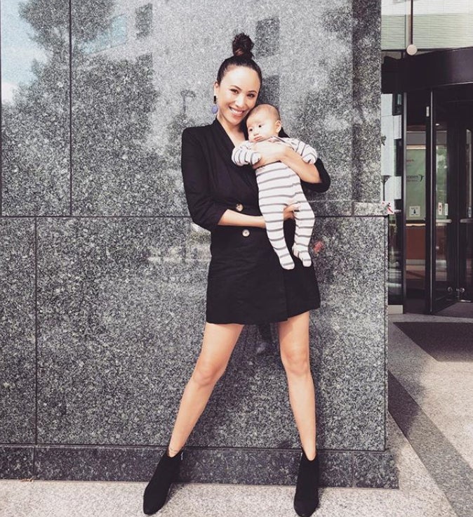 道端アンジェリカ、ミニスカで美脚あらわ 愛息子との2ショット披露