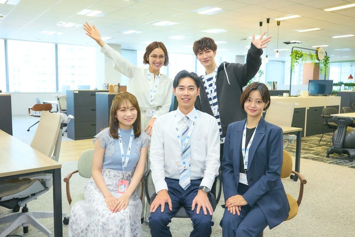 (後列左から)中村アン、渡辺翔太(前列左から)秋元真夏、戸塚純貴、小林涼子(C)テレビ朝日