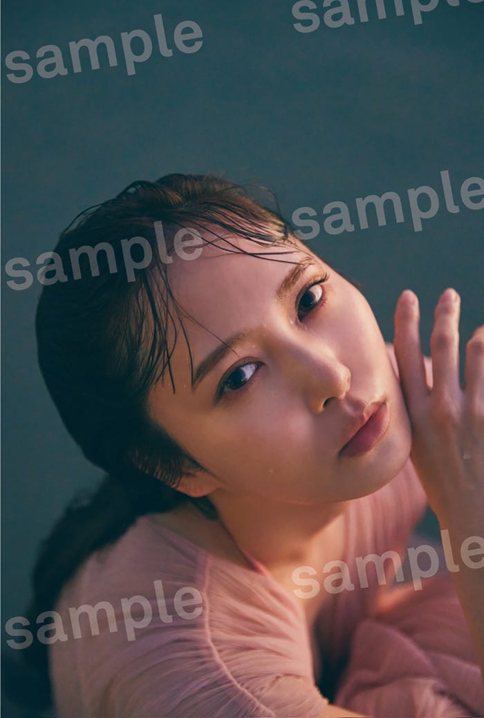 加藤史帆/書泉限定ポストカード(撮影/三瓶康友)