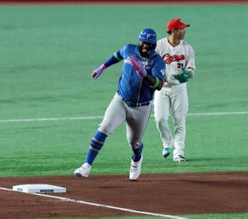 日本ハム・レイエス激走に全パが大盛り上がり！一塁から一気に本塁投入もタッチアウト→レイエスはベンチ内で仰向け苦笑い