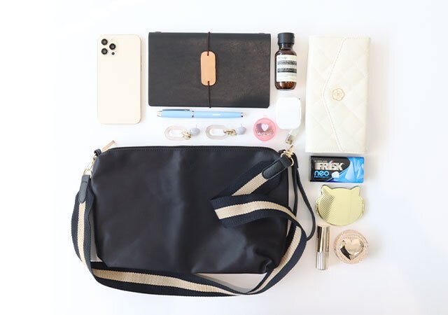 ムック本　ムック　雑誌　付録　雑誌付録　人気　おすすめ　オススメ　宝島社　宝島　レビュー　便利　優秀　当たり　最高　2023　黒バッグ　バッグ　黒　ブラック　地曳いく子　エブリデイバッグ　付録バッグ　ポシェット　ポーチ　収納力　容量