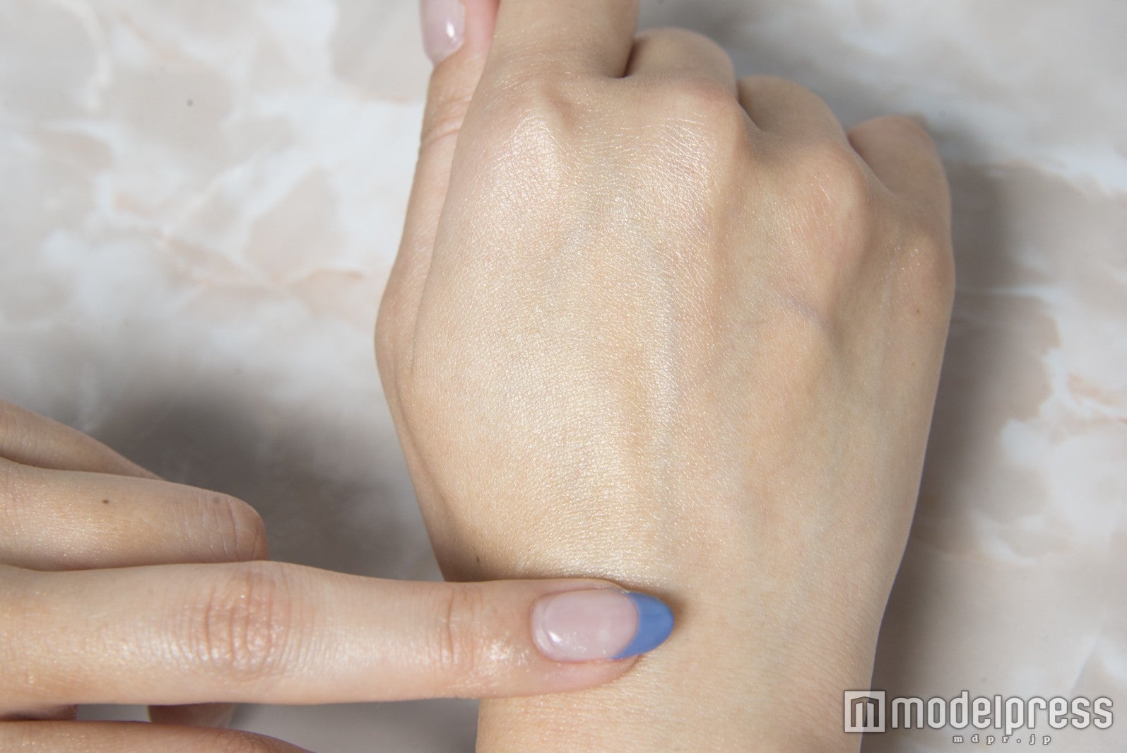 塗った左側は自然なツヤが（C）モデルプレス