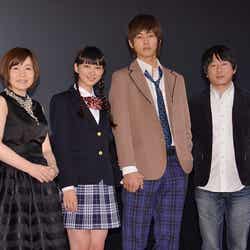 映画「今日、恋をはじめます」初日舞台挨拶を行った(左から)原作者の水波風南、武井咲、松坂桃李、古澤健監督