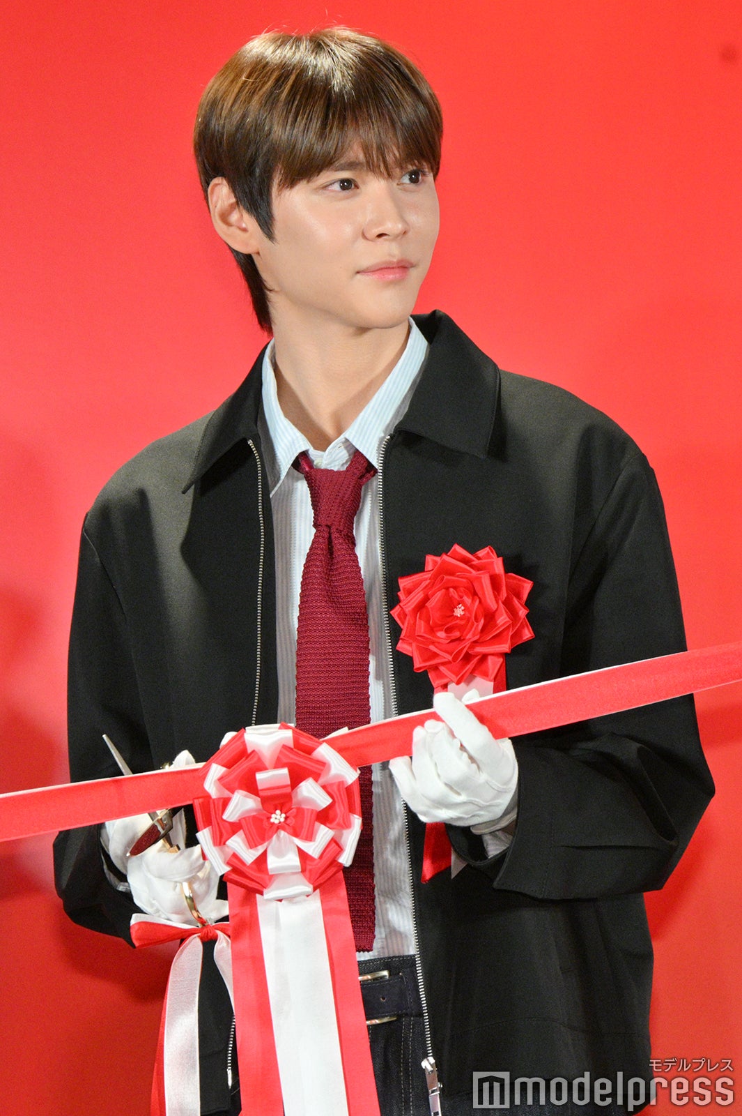 テープカットまで待機するウンソク（C）モデルプレス