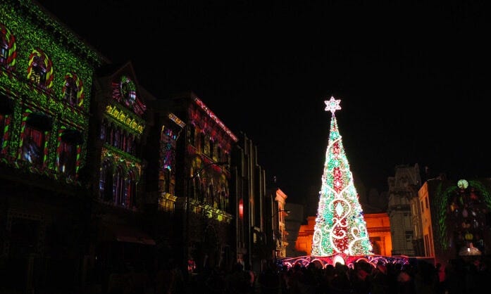 虹色のツリーにあわせ、落ち着いた緑系の壁に変化していきます