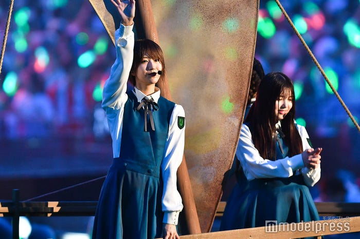 ファンサービスをする土生瑞穂、上村莉菜/「欅共和国2019」7月7日公演(C)モデルプレス