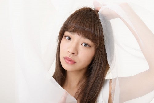 ホワイトヘアカラーの女性