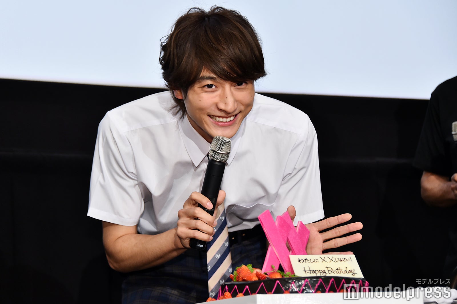 カメラマンにシャッターチャンスを提供する小関裕太（C）モデルプレス