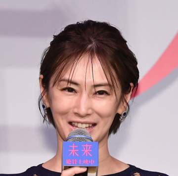 上品！ママの学校参観でマネしたい 北川景子、美しく控えめ紺ワンピで舞台挨拶に現る 神ショートの綺麗ママ 上品に肩に丸穴 映画祭の凄い赤ドレスから一変