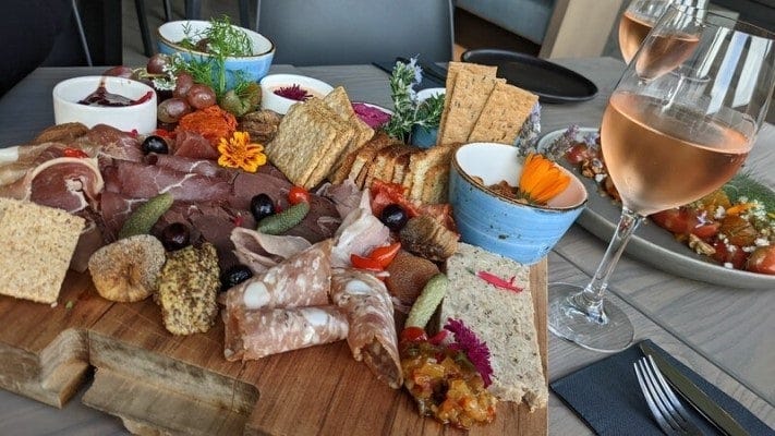 地産地消のものが多く、体が喜ぶ料理の数々（ワイヘキ島の港から近いワイナリー「ケーブルベイ」）