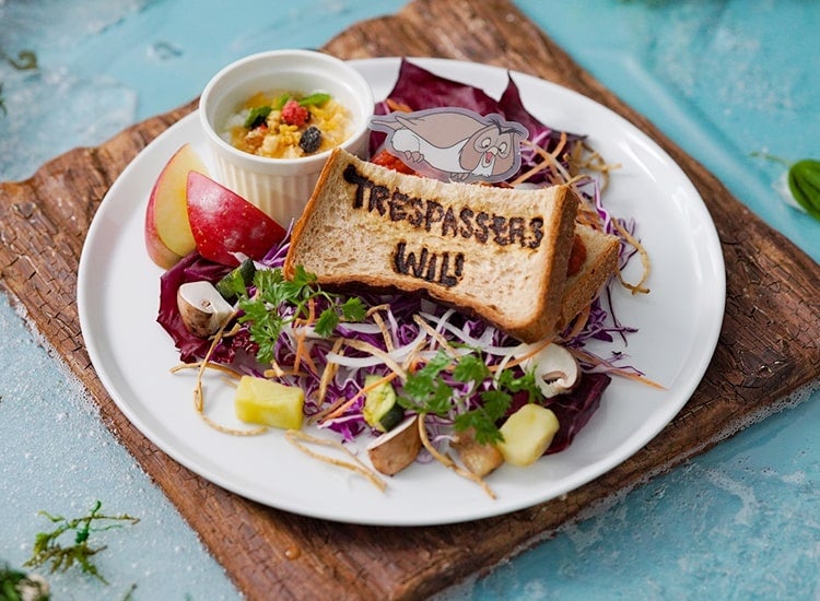 侵入者オウルだって？チキンサンドウィッチ税込1,639円（C）Disney．Based on the “Winnie the Pooh” works by A．A． Milne and E．H．Shepard．