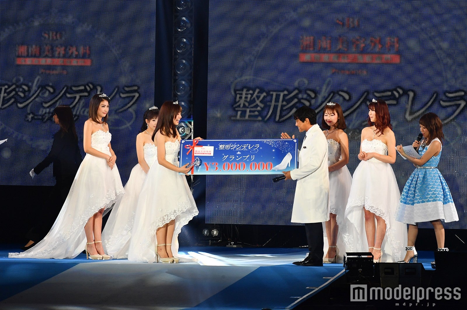 賞金300万円を獲得した笹野千枝里さん（左から3番目）を祝福する高橋みなみ（右）