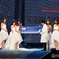 賞金300万円を獲得した笹野千枝里さん（左から3番目）を祝福する高橋みなみ（右）